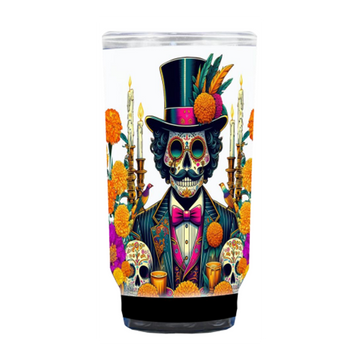 Vaso grande de michelada con vela blanca de catrín de Día de Muertos
