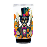 Vaso grande de michelada con vela blanca de catrín de Día de Muertos